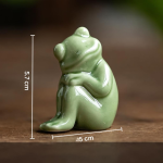 Tea Pet Frosch aus Seladonkeramik — Ausgestrecktes Bein