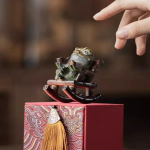 Tea Pet Frosch im Schaukelstuhl