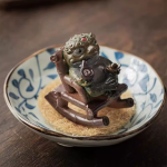 Tea Pet Frosch im Schaukelstuhl