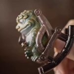 Tea Pet Frosch im Schaukelstuhl
