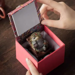 Tea Pet Frosch im Schaukelstuhl