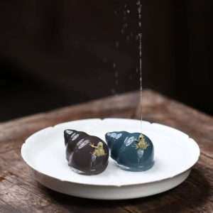Tea Pet Frosch und Schnecke aus violettem Ton