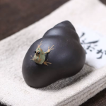 Tea Pet Frosch und Schnecke aus violettem Ton — Anthrazit