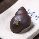 Tea Pet Frosch und Schnecke aus violettem Ton — Dunkles Pflaumenbraun