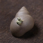 Tea Pet Frosch und Schnecke aus violettem Ton — Helles Taupe