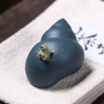 Tea Pet Frosch und Schnecke aus violettem Ton — Schieferblau
