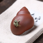 Tea Pet Frosch und Schnecke aus violettem Ton — Ziegelrot