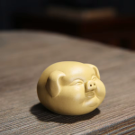 Tea Pet Glücksschwein aus Keramik — Cremegelb