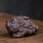 Tea Pet Goldkröte aus Zisha-Ton in 3 Farben — Violettbraun