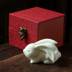 Tea Pet Hase aus Keramik, matt oder glänzend — Liegend glänzend mit Geschenkbox