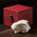 Tea Pet Hase aus Keramik, matt oder glänzend — Liegend matt mit Geschenkbox