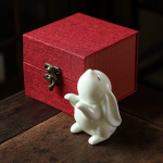 Tea Pet Hase aus Keramik, matt oder glänzend — Sitzend glänzend mit Geschenkbox