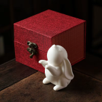 Tea Pet Hase aus Keramik, matt oder glänzend — Sitzend matt mit Geschenkbox