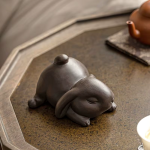 Tea Pet Hase aus violettem Ton