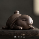 Tea Pet Hase aus violettem Ton — Liegend