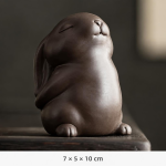 Tea Pet Hase aus violettem Ton — Sitzend mit geschlossenen Augen