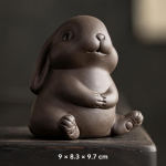 Tea Pet Hase aus violettem Ton — Sitzend mit offenen Augen