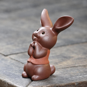 Tea Pet Hase mit langen Ohren aus violettem Ton