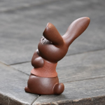 Tea Pet Hase mit langen Ohren aus violettem Ton
