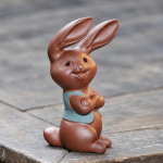 Tea Pet Hase mit langen Ohren aus violettem Ton
