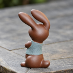 Tea Pet Hase mit langen Ohren aus violettem Ton