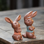 Tea Pet Hase mit langen Ohren aus violettem Ton