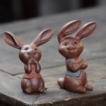 Tea Pet Hase mit langen Ohren aus violettem Ton — Duo