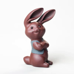 Tea Pet Hase mit langen Ohren aus violettem Ton — Sitzend mit verschränkten Armen