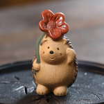 Tea Pet Igel aus Yixing-Ton mit Blatt oder Blüte — 3,6 × 3,3 × 6,3 cm