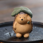 Tea Pet Igel aus Yixing-Ton mit Blatt oder Blüte — 3,9 × 3,9 × 5 cm