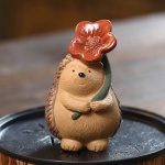 Tea Pet Igel aus Yixing-Ton mit Blatt oder Blüte — 5,1 × 5,3 × 8,3 cm