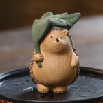 Tea Pet Igel aus Yixing-Ton mit Blatt oder Blüte — 5 × 5 × 7,3 cm