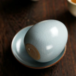 Tea Pet in Eiform aus Craquelé-Keramik