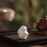 Tea Pet Kaninchen aus Keramik in zwei Haltungen