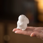 Tea Pet Kaninchen aus Keramik in zwei Haltungen
