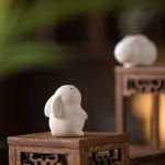 Tea Pet Kaninchen aus Keramik in zwei Haltungen