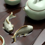 Tea Pet Karpfen aus glasierter Keramik