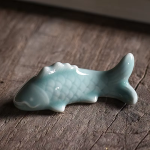Tea Pet Karpfen aus glasierter Keramik — Helles Blaugrau