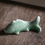 Tea Pet Karpfen aus glasierter Keramik — Hellgrün
