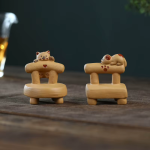 Tea Pet Katze aus Yixing-Ton auf Miniaturstuhl