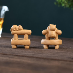 Tea Pet Katze aus Yixing-Ton auf Miniaturstuhl