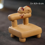 Tea Pet Katze aus Yixing-Ton auf Miniaturstuhl — Liegende Katze