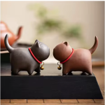 Tea Pet Katze aus Yixing-Ton mit Glöckchen — Duo in Warmbraun und sehr dunklem Grau
