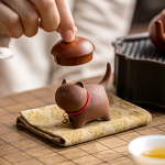 Tea Pet Katze mit Glocke aus Yixing-Ton