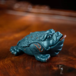 Tea Pet Kröte aus violettem Ton, handgefertigt