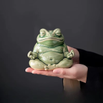 Tea Pet Meditierender Frosch aus glasierter Keramik — 11,5 × 10 cm