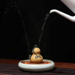 Tea Pet mit Wasserfontäne aus violettem Ton