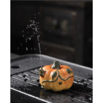 Tea Pet mit Wasserfontäne aus violettem Ton — Gesprenkelter orangefarbener Kürbis