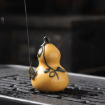 Tea Pet mit Wasserfontäne aus violettem Ton — Kürbis in Orangegelb