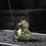 Tea Pet mit Wasserfontäne aus violettem Ton — Kürbis in Salbeigrün